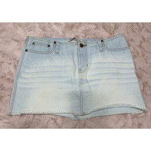 Abercrombie & Fitch Mini Skirt Women’s 6 Light Wash Blue Denim Distress Fray Hem